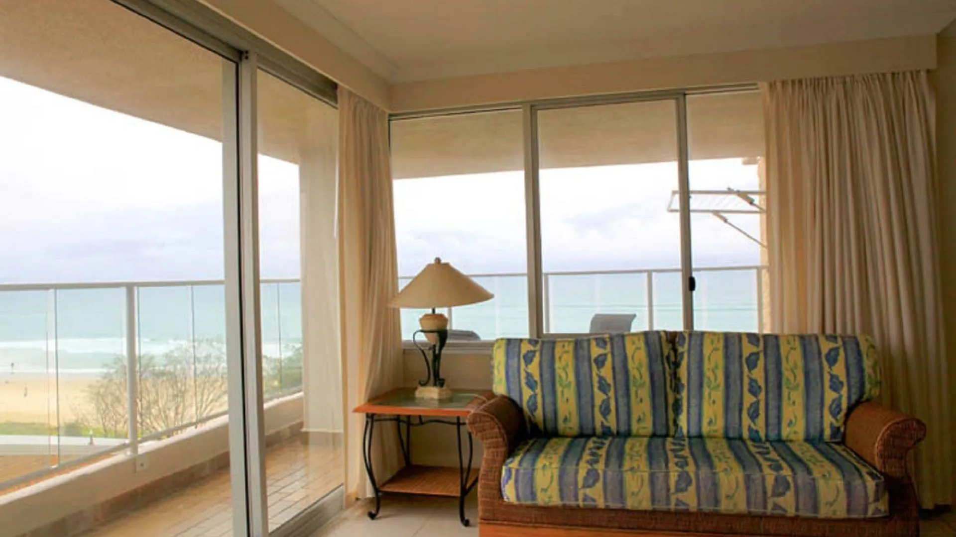 Pacific Surf Absolute Beachfront Apartments Gold Coast 3*,